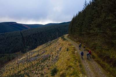 開けた林道はグラベルロード向き