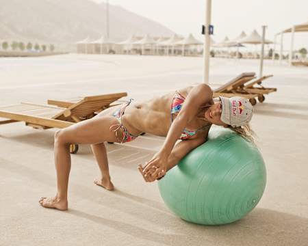Die australische Surferin Sally Fitzgibbons trainiert im Wadi Adventure Park in Al Ain (VAE) mit einem Fitnessball.