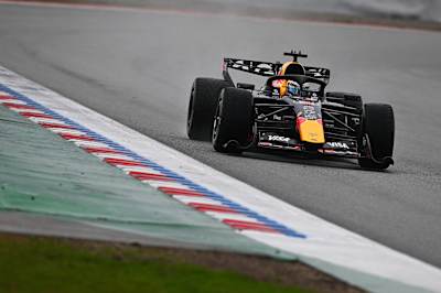 Max Verstappen, da Holanda, conduz o (3) Oracle Red Bull Racing RB22 em pista durante o segundo dia do F1 Shakedown no Circuito da Catalunha, a 27 de janeiro de 2026, em Montmeló, Espanha