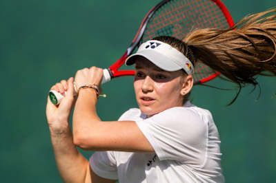 La joueuse de tennis Elena Rybakina s'entraîne à Dubaï, aux Émirats arabes unis, le 16 décembre 2023.