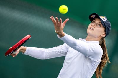 La joueuse de tennis Elena Rybakina réalise un service pendant une séance d'entraînement à Dubaï, aux Émirats arabes unis, le 16 décembre 2023.