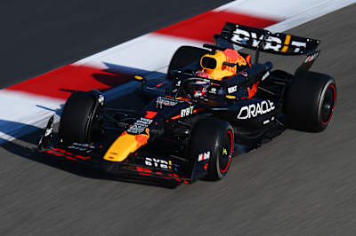 Max Verstappen conduce el RB20 de Oracle Red Bull Racing en la pista durante el primer día de entrenamientos de F1 en el Circuito Internacional de Bahréin el 21 de febrero de 2024 en Bahréin.