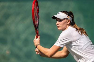 La joueuse de tennis kazakhe Elena Rybakina s'exécute pendant la séance d'entraînement à Dubaï, aux Émirats arabes unis, le 16 décembre 2023.
