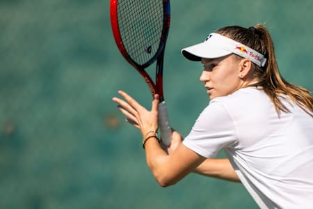 Die Tennisspielerin Elena Rybakina spielt während eines Spiels eine Vorhand.