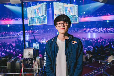 iiTzTimmy sonríe para un retrato en el evento Red Bull Home Ground en Tokio, Japón, el 5 de noviembre de 2023, en medio de un electrizante ambiente de esports.