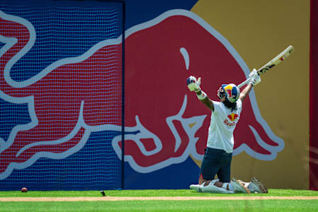Nisan 2025'te Hindistan'ın Mumbai kentinde düzenlenen Red Bull Cricket Challenges sırasında güçlü bir vuruşun ardından KL Rahul sevincini yaşıyor.