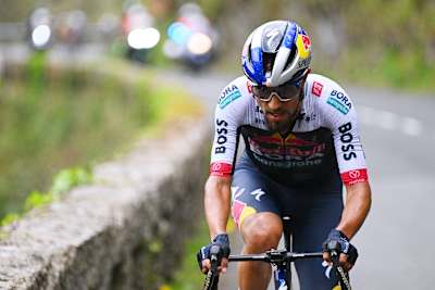 El colombiano Daniel Felipe Martínez y el Team Red Bull - BORA - hansgrohe compiten en el grupo perseguidor durante la 64 Itzulia País Vasco 2025