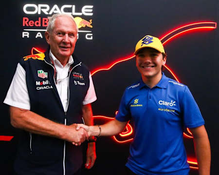 Enzo Fittipaldi cumprimenta Helmut Marko, consultor da Red Bull Racing