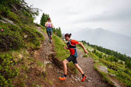 Si el terreno lo permite, mejor trotar suave en las subidas