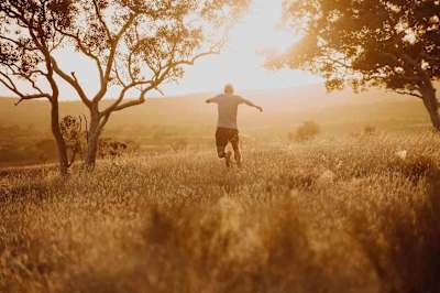 Courtney Atkinson corre al atardecer.