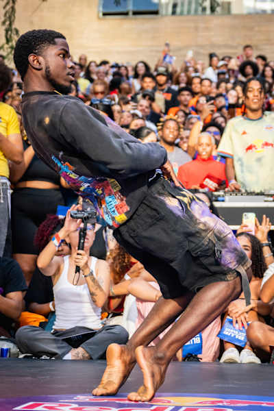 Em 2024, Andre DB se apresenta com muita energia na final nacional do Red Bull Dance Your Style em São Paulo, Brasil