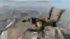 Een personage uit Call Of Duty Warzone maakt een duikvlucht en kijkt uit over een landschap.