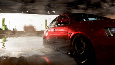 Screenshot aus Forza Horizon 5 zeigt einen roten Mitsubishi Lancer beim Durchfahren einer Pfütze.