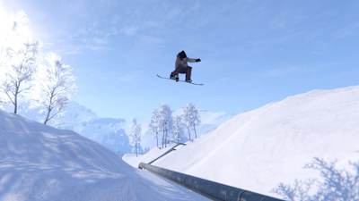 Screenshot aus Shredders zeigt einen Snowboarder bei einem Sprung über ein Rail