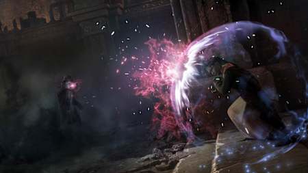 Screenshot aus Hogwarts Legacy zeigt die Spielfigur bei der Nutzung des Schild-Zaubers Protego.