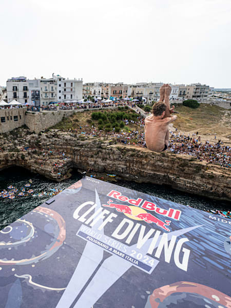 Andrea Barnaba si lancia dalla piattaforma di Polignano a Mare