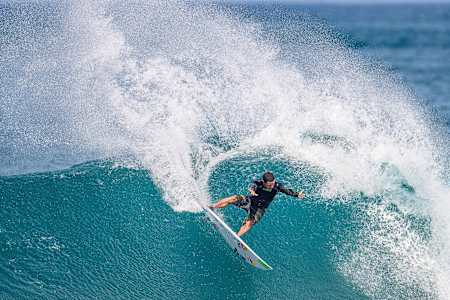 Adriano de Souza quebrando no North Shore