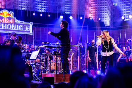 Loredana und der Dirigent des Red Bull Symphonic auf der Bühne des KKL Luzern am 25. November 2021.