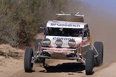 Robby 'Baja Bob' Gordon compite con su BF Goodwrench en la Baja 1000.