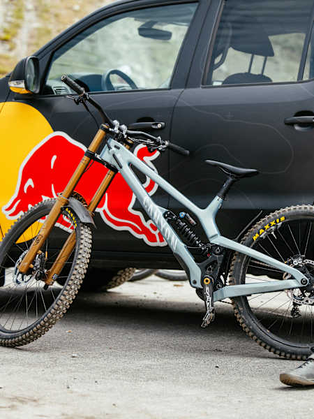 Armin Hartmann prend une pause près de son vélo lors du Red Bull Downtime.