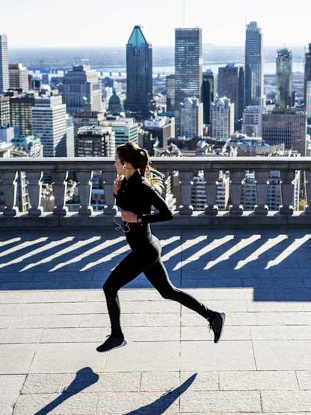 Una mujer corre por encima de la ciudad.