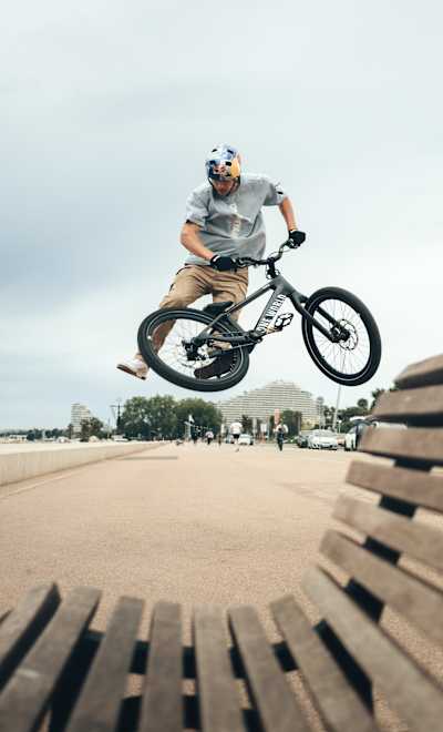 Fabio Wibmer bei den Dreharbeiten zu "Video  Game" in Frankreich, am 11. Oktober 2022.