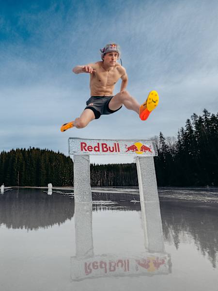 Norweski płotkarz na 400 metrów Karsten Warholm biega przez płotki na lodzie podczas wyjątkowej sesji treningowej na lodzie w ramach przygotowań do nadchodzącego sezonu.