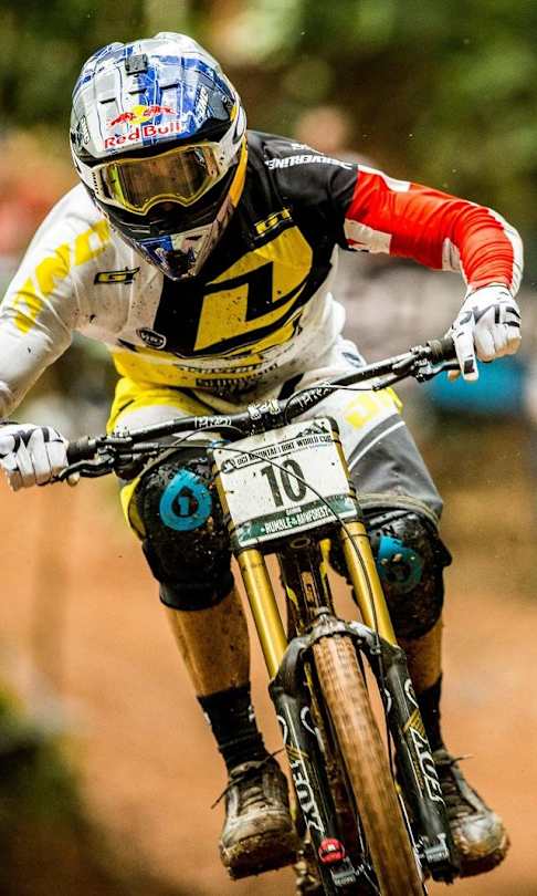 Gee Atherton en VTT de descente à la coupe du monde MTB DH à Cairns en Australie.