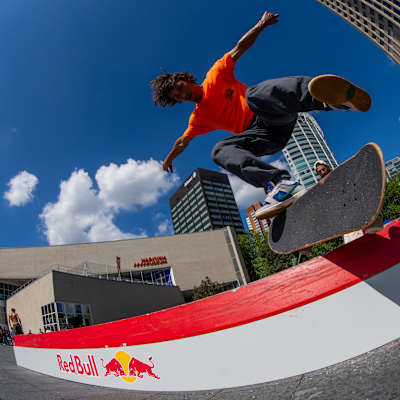 Daan van der Linden landt een switch kickflip boardslide tijdens Red Bull Curb Kings in Rotterdam, Nederland, op 11 augustus 2024, waarmee hij de street skating-energie van Red Bull laat zien