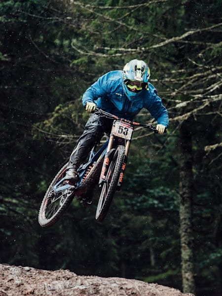 Martin Maes op zijn mountainbike tijdens de UCI Downhill MTB World Cup 2018 in La Bresse, Frankrijk.