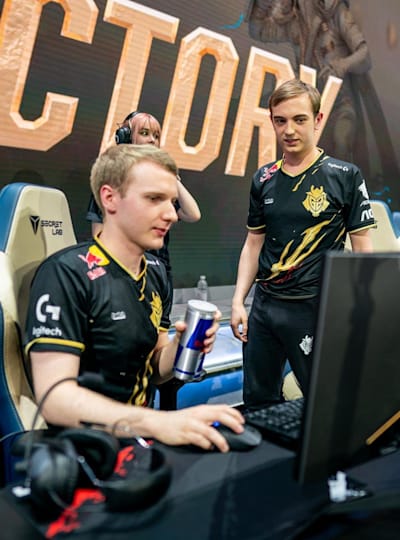 A photo of Caps and Jankos, with a victory screen in the background.