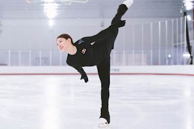 La patineuse artistique japonaise Rika Kihira en pleine performance.
