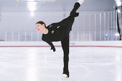 La patineuse artistique japonaise Rika Kihira en pleine performance.
