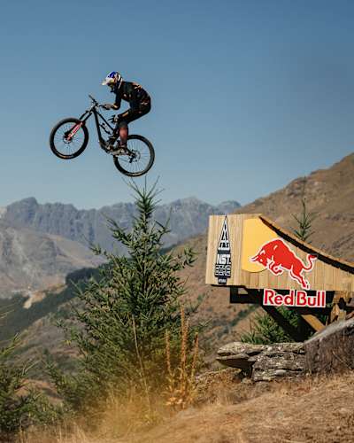 Le rider polonais de VTT Szymon Godziek en pleine envolée lors du Natural Selection Tour Bike.