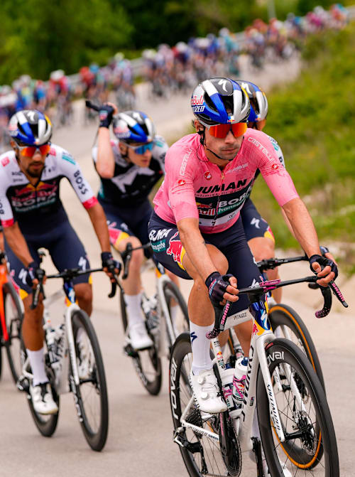 Primoz Roglic fährt im Rosa Trikot des GC-Leaders beim Giro d'Italia 2025.
