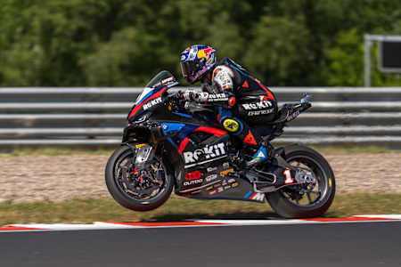Un superbike en pleine accélération sur circuit.