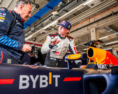 Kalle Rovanperä vu avec l'équipe Red Bull Racing lors de l'essai au Red Bull Ring, en Autriche, le 1er novembre.