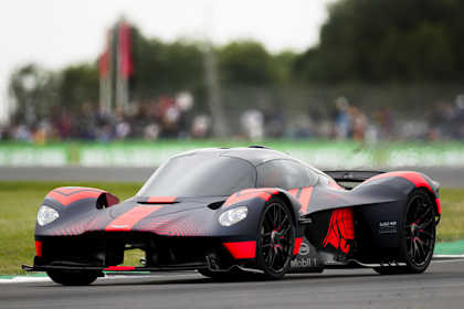 Chris Goodwin conduce el hypercar híbrido Aston Martin Valkyrie, diseñado en colaboración con Red Bull Advanced Technologies.