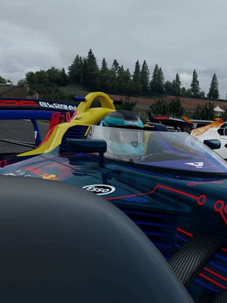 Red Bull Racing Esports im Duell um den Sieg. Das Team um Graham Carroll ist in der 2. Saison der V10 R-League gefordert