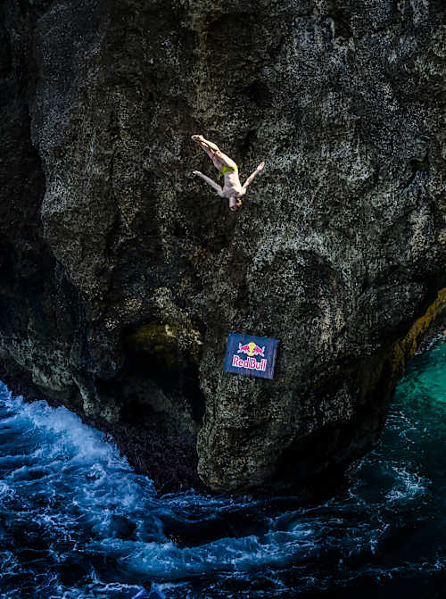Gary Hunt de Francia bucea desde el acantilado de 18m en Broken Beach durante la primera parada de las Series Mundiales Red Bull Cliff Diving en Bali, Indonesia el 22 de Mayo de 2026  
