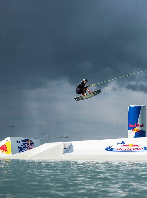Der Athlet Rivers Hedrick führt einen Trick auf einem Hindernis auf einem Hindernis vor einem Publikum beim Red Bull WakeDuel in Palanga, Litauen am 8. Juni 2024 auf.