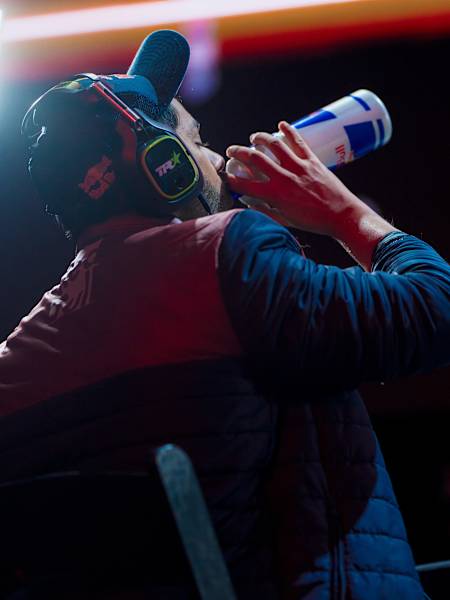 Le joueur pro Arslan Ash prend une pause lors d'un match de la finale du Tekken World Tour.