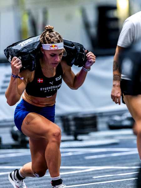 Ida Mathilde Steensgaard menunjukkan kekuatan yang luar biasa selama acara Elite 15 di Hyrox Major di Hong Kong pada tanggal 22 November 2024.