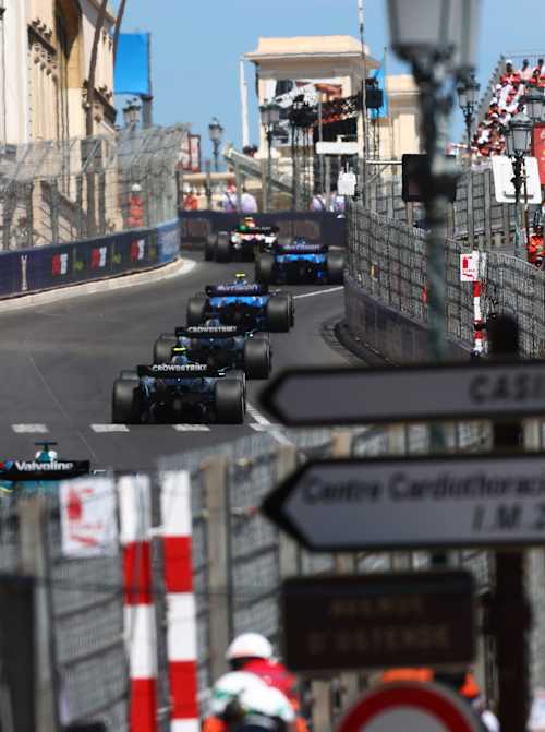 Liam Lawson lidera Alexander Albon, Carlos Sainz, George Russell, Kimi Antonelli e Lance Stroll durante o Grande Prêmio de Mônaco de F1 no Circuito de Mônaco, em 25 de maio de 2025