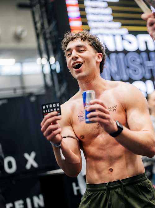 Florian Mesaros célèbre sa victoire après la compétition HYROX à Vienne, en Autriche, le 7 février 2026.