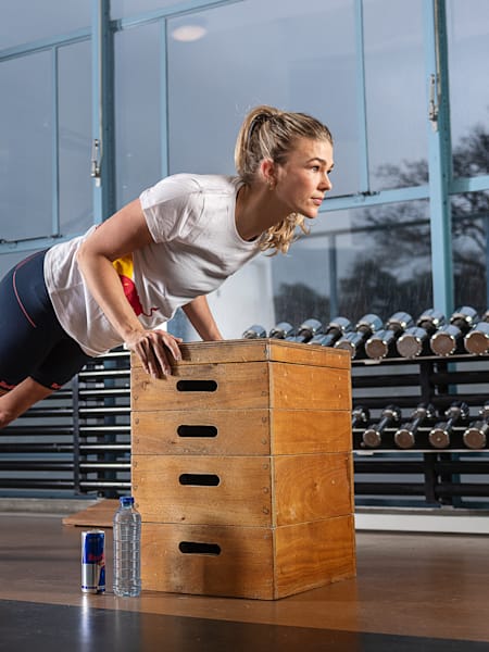 Tess Wester traint haar armen