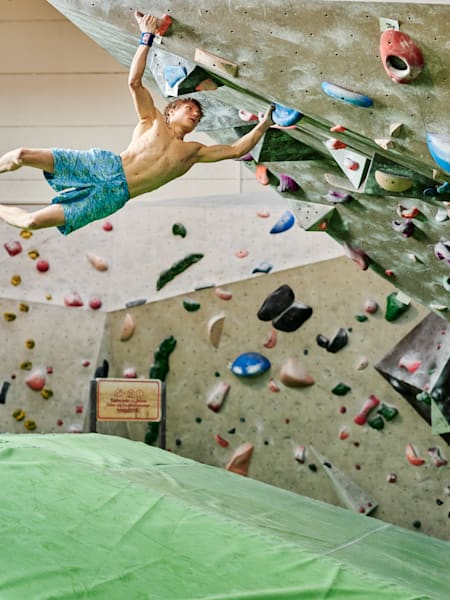 Kletterprofi Alexander Megos beim Bouldertraining in der Kletterhalle Café Kraft in Nürnberg.