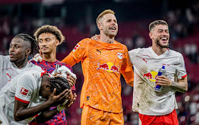 Le gardien du RB Leipzig Péter Gulácsi est d'humeur festive avec ses coéquipiers après une victoire.