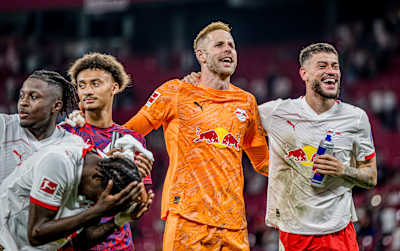 RB Leipzig-Keeper Péter Gulácsi ist nach einem Sieg in Feierlaune mit seinen Teamkollegen.