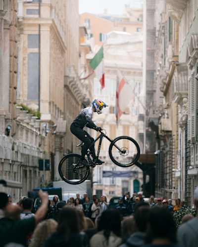 Genova è pronta ad accogliere una prima volta storica per l'Europa con il circuito di Urban Downhill più noto al mondo.